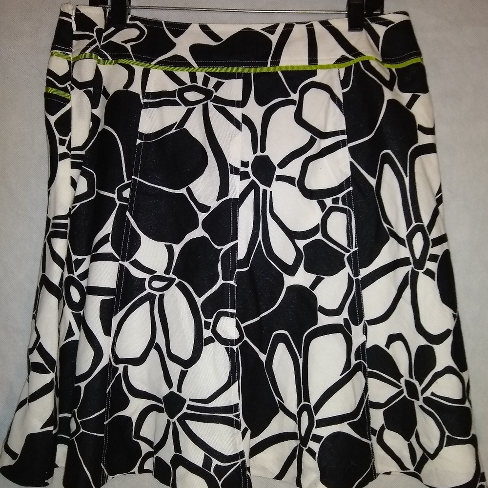 Ann Taylor Black/White Floral Skirt Size 12P